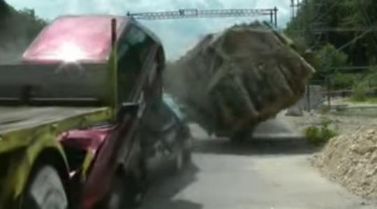 Pusztító! Ez történik, ha egy traktor belehajt egy kocsisorba – Videó