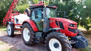 Munkában az IRUM TAGRO traktor és a Bargam Elios permetező