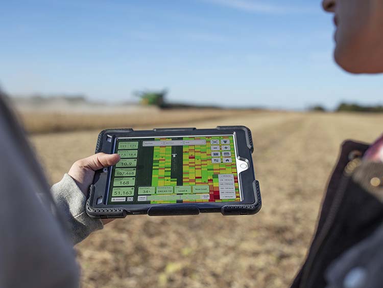 monitor tablet férfiak szántóföld digitális mezőgazdaság