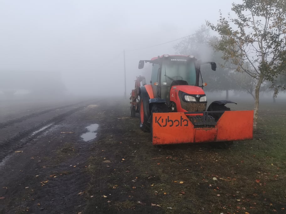 Kubota traktor munkában 