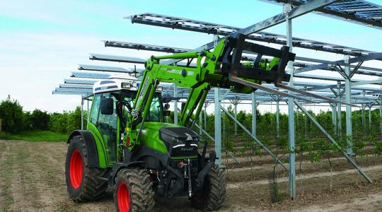 Költség- és környezetkímélő ötlet: a gyümölcsösben előállított árammal megy a traktor