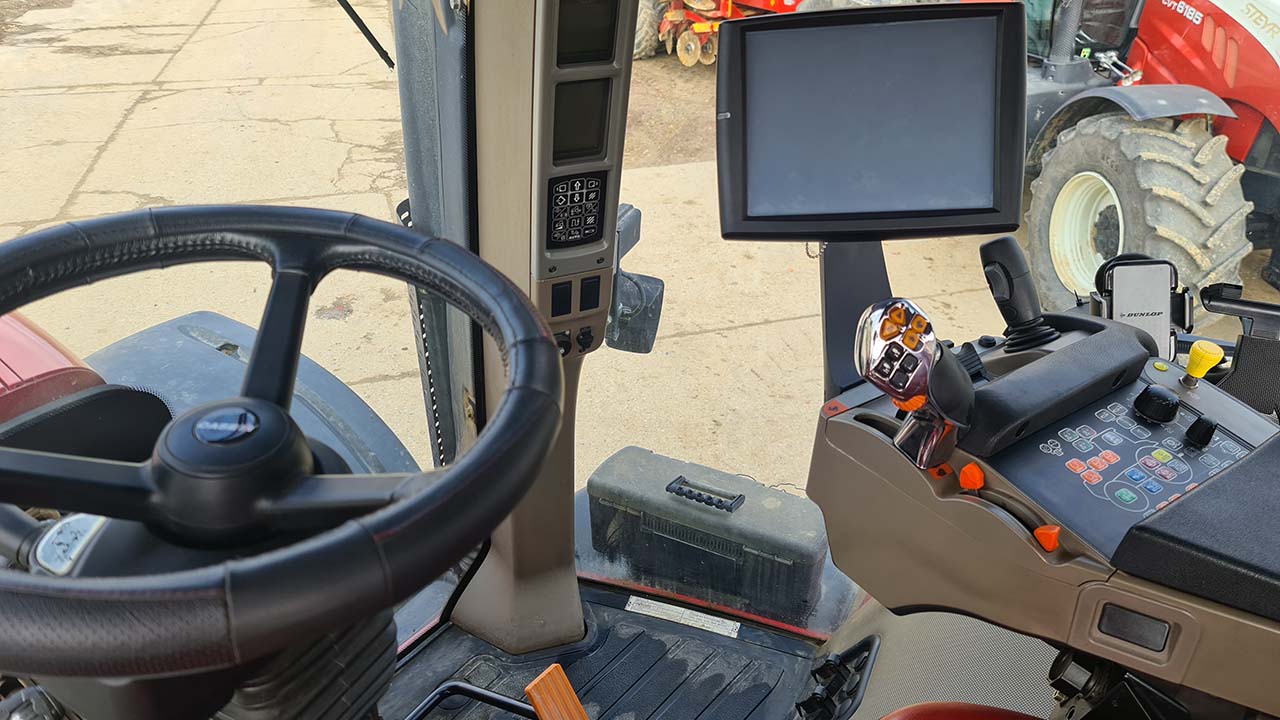 Traktor fülkéje precíziós gazdálkodás monitorjával