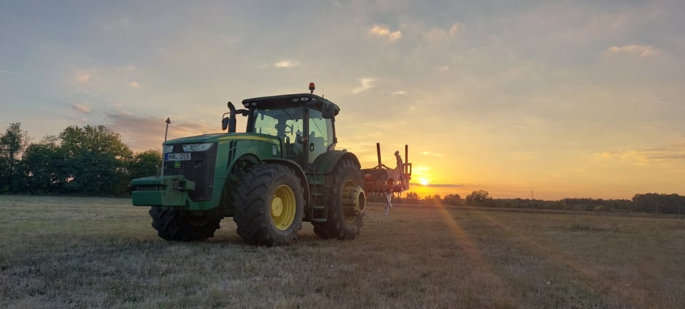 John Deere traktor a határban