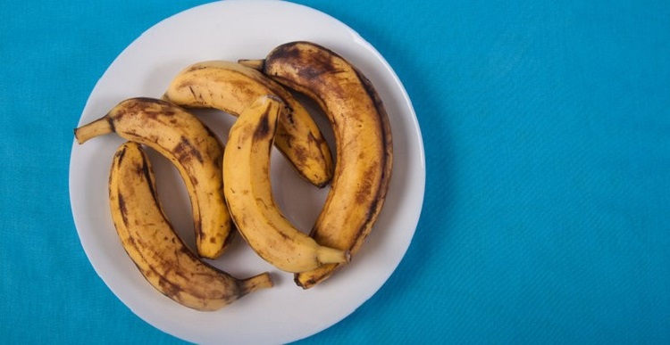 túlérett banán tányéron
