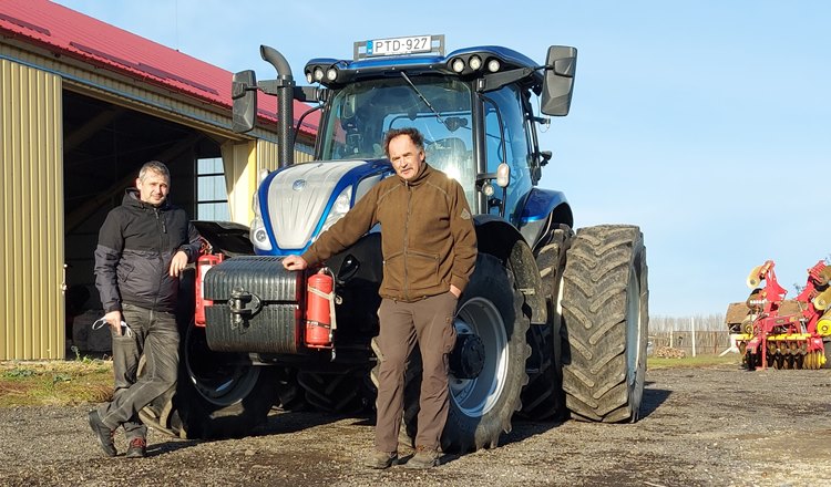 Hajdu Sándor, kollégája és a New Holland traktor