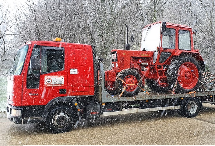 MTZ traktor szállítása jeges, csúszós utakon