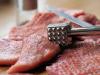 Túl olcsó a sertéshús Csehországban, miközben a boltokban akadozik az ellátás