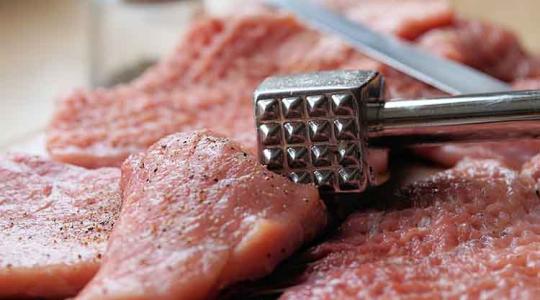 Túl olcsó a sertéshús Csehországban, miközben a boltokban akadozik az ellátás