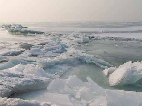 150 ezer forint pénzbírságot is kaphat, aki rámegy a Balaton életveszélyes jegére