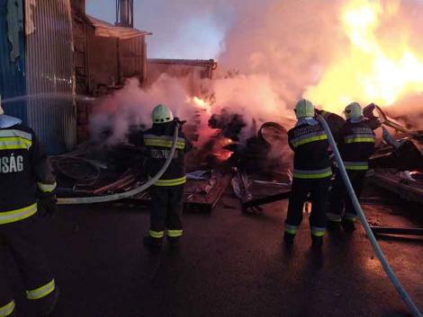 Felkavaró képek: 7 vízsugárral oltják a hatalmas tüzet Türjén