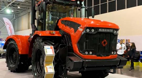 Mindent tud ez a Kirovets traktor, amit egy modern gépnek tudnia kell – Videó