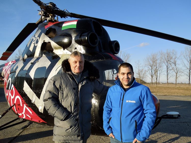 Telek Dániel és Imreh Lajos, helikopter előtt a kiskunlacházi repülőtéren