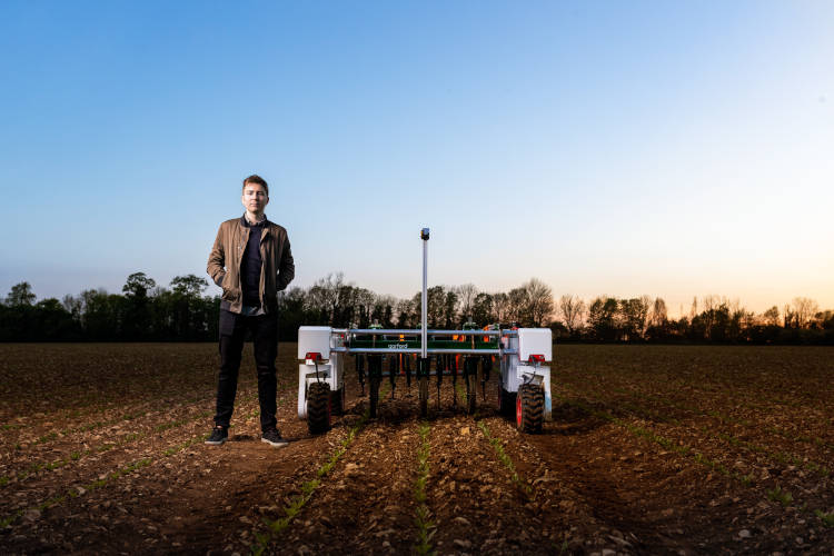 A mezőgazdasági robotok automatizálják a lassú, ismétlődő és unalmas feladatokat a gazdálkodók számára, lehetővé téve számukra, hogy jobban összpontosítsanak az általános termelési hozamok javítására.