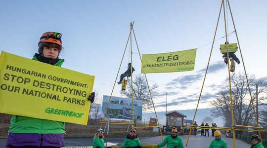 Elég a természetpusztításból! Greenpeace-aktivisták demonstrálnak a Fertő tavi gigaberuházás ellen