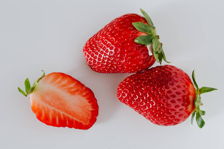 A gyümölcsöt azonban nehéz begyűjteni a természetben, ezért egyes cégek az íze szintetikus reprodukálására voksoltak.