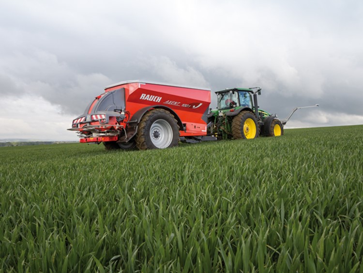 Búzaföldön a Rauch Axent műtrágyaszóró, John Deere traktor húzza