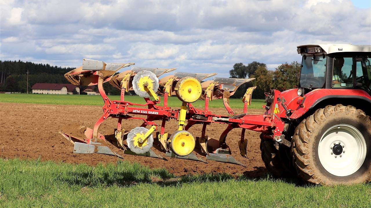 Трактор с плугом. Плуг для трактора. Первый тракторный плуг. Пахота - ploughing. Одноконный плуг с трактором.