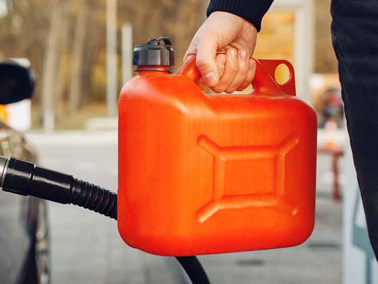 Ideiglenesen a felére csökkentenék Romániában az üzemanyagokra kivetett jövedéki adót