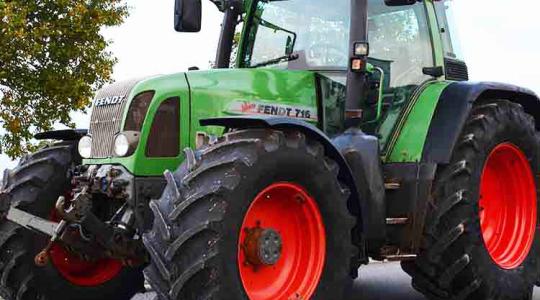Traktorral vonultak utcára a gazdák: több támogatást és a gázolaj jövedéki adójának eltörlését követelik