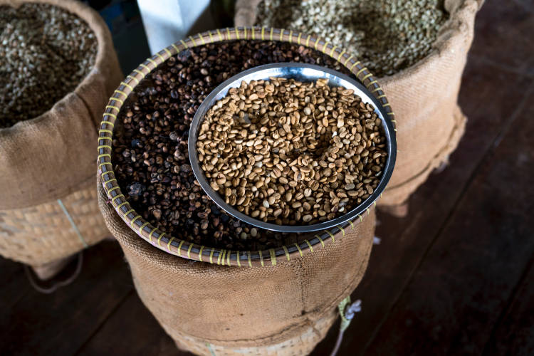 A kávébab ára az elmúlt évben megduplázódott, részben a rekordszintű szállítási költségek részben pedig a Brazíliában tapasztalt szélsőséges időjárási események miatt.