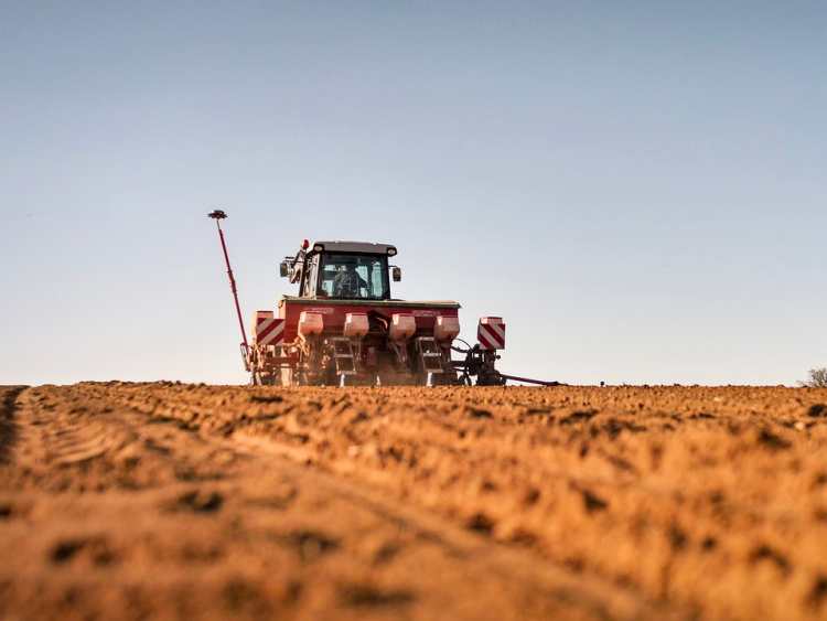traktor a szántóföldön