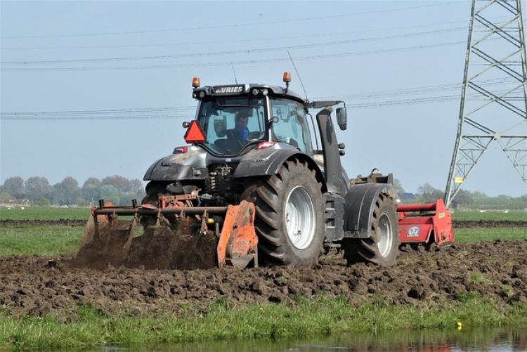 Traktor a szántóföldön