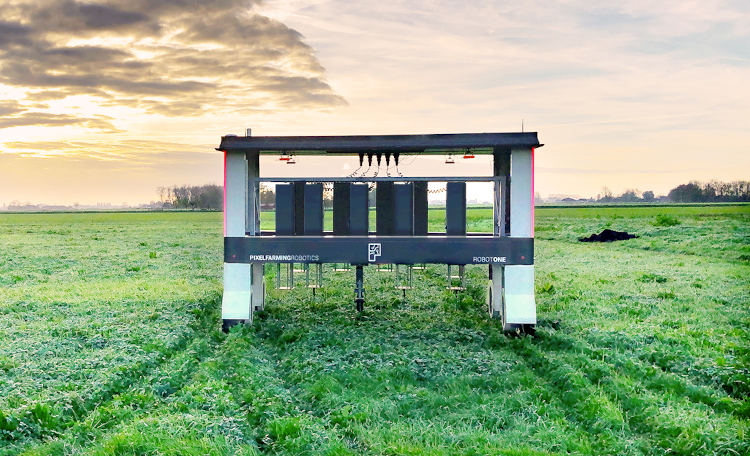 A Future Farming portál robotkatalógusában szereplő szántóföldi robotok közül néhányat napelemmel is felszereltek, hogy napközbeni munkavégzés közben feltölthessék az akkumulátoraikat.