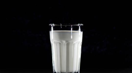 Zuhanórepülésben a globális tejfogyasztás