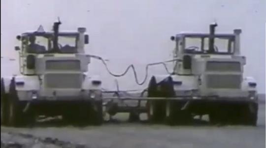 Biztos, hogy látni akarod! Kirovec K-700 traktor ikrek munkában – Videó