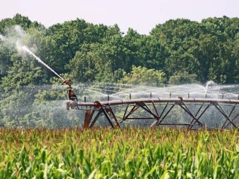 Öntözésre kevesebbet, védelmi kiadásokra többet fordítana a kormány a sokezer milliárdos támogatásból