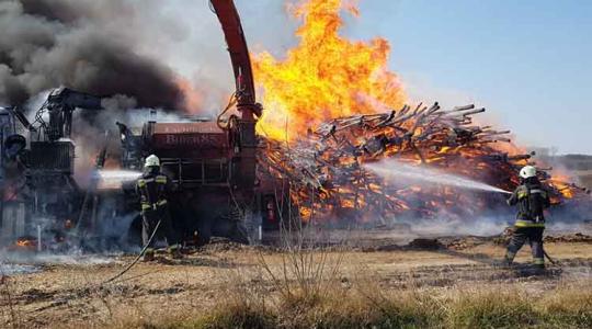 Hatalmas lángokkal égett a darálógép – döbbenetes képek