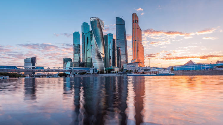 Az orosz gazdaság létének alapja a monopolisztikus és oligopolisztikus piaci struktúrák dominanciája, amelyek mind a hazai, mind a nemzetközi piacokon befolyásolhatják az árképzést.