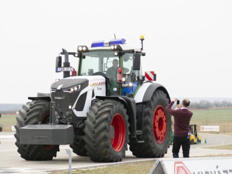 Rendőrtraktor és díjátadó – mozgalmas volt az AXIÁL Kft. rendezvénye Rendőrtraktor és díjátadó – mozgalmas volt az AXIÁL Kft. rendezvénye