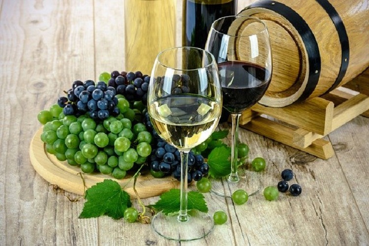 bor és szőlő hordóval