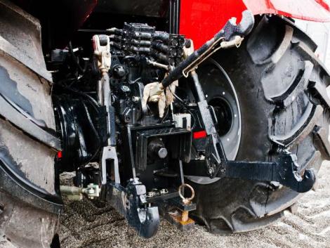Egy Case traktor találkozása az Audival – kilyukadt az üzemanyagtartály