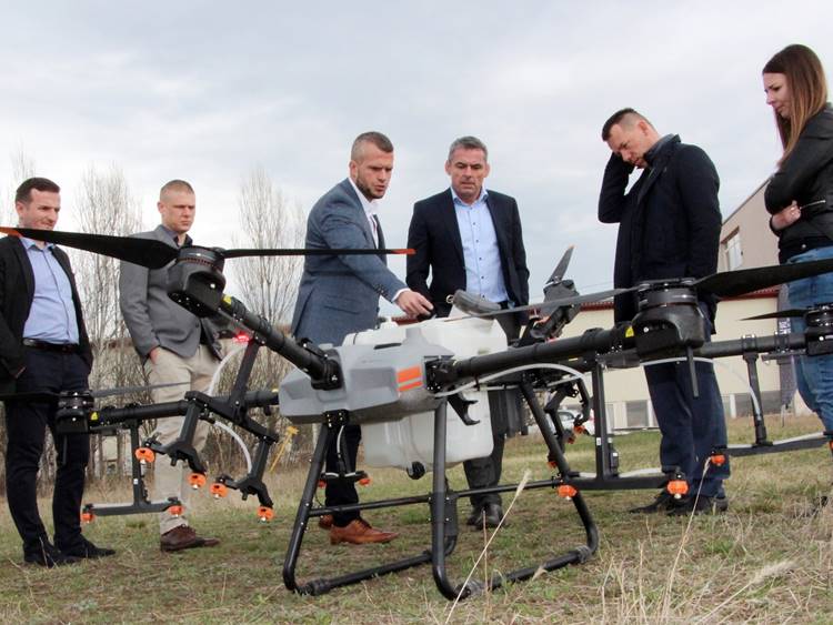 A MATE és az ABZ Drone képviselői egy mezőgazdasági drónnal