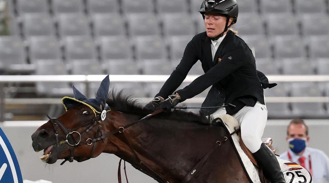Kamerák előtt ütni egy besokallt lovat az olimpián!? – Sokan változást követelnek!
