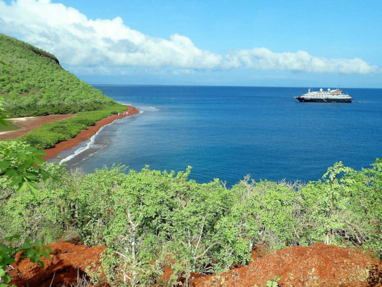 Az Albatroz nevű hajó Santa Cruz szigetének közelében süllyedt el - közölte a Petroecuador állami olajvállalat.