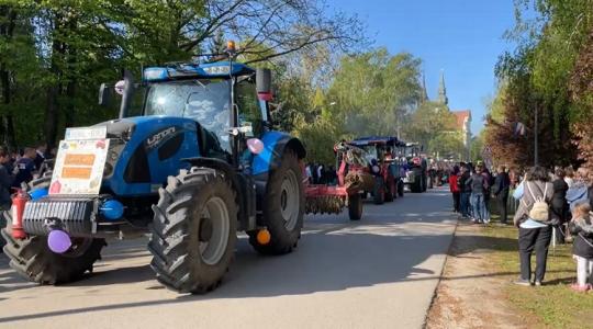 Jánoshalmán traktoros felvonulással ballagtak a gazdászok