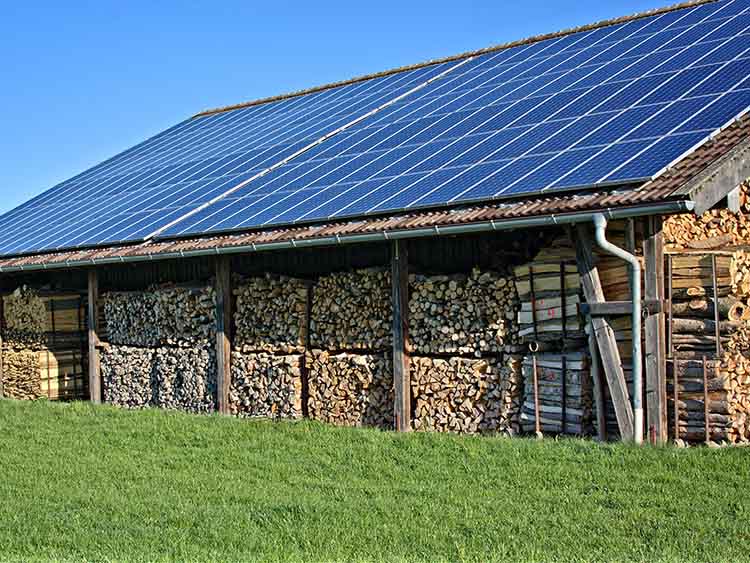 A mezőgazdasági létesítmények nagy tetőfelülete általában kihasználatlan, pedig legtöbbször tökéletesen megfelelnek a napelem panelek telepítésére