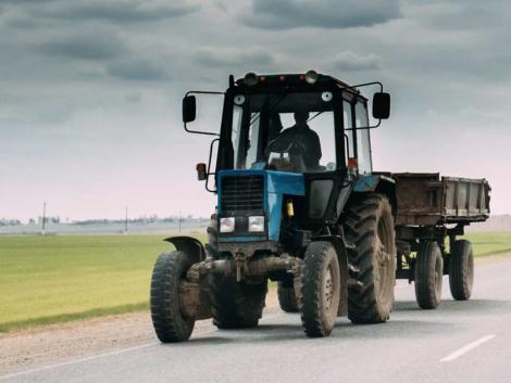 Veszélyes előzés: nagy baj lett a traktor és a betegszállító találkozásából