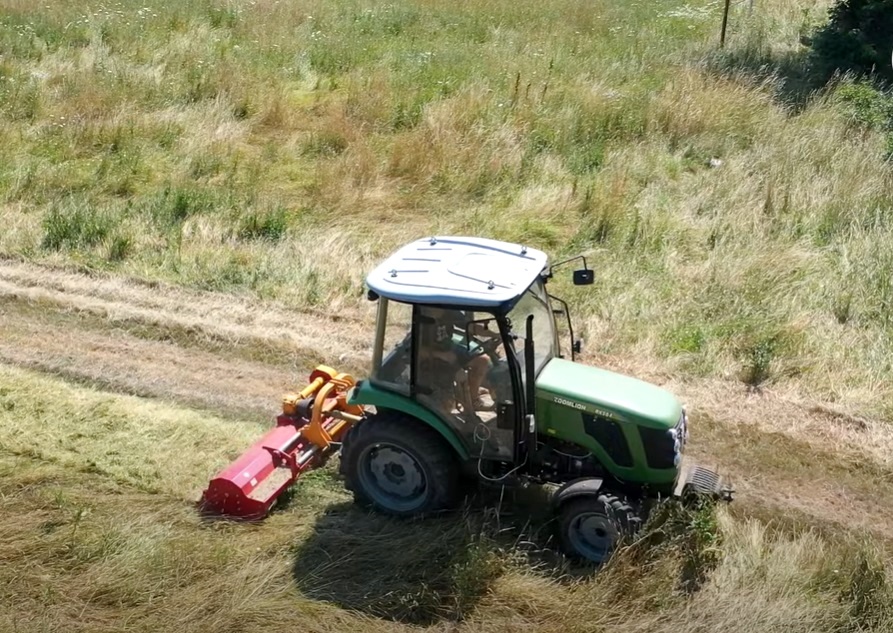 Zomlion traktor szárzúzás közben