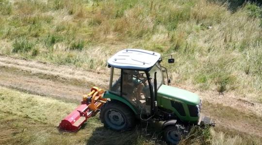 Egy traktor száz feladatra: kommunális munkák és a gyümölcsös művelése egy géppel!