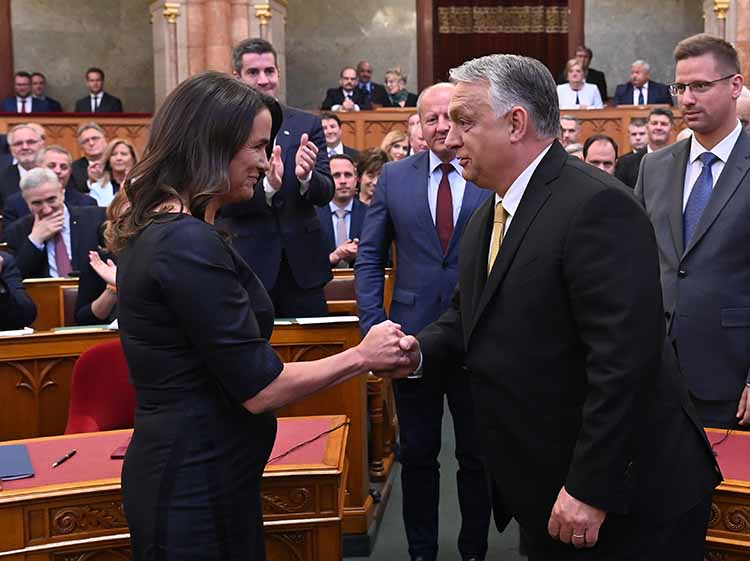 Novák Katalin köztársasági elnök gratulál Orbán Viktor miniszterelnöknek a kormányfő eskütételét követően az Országgyűlés ülésén