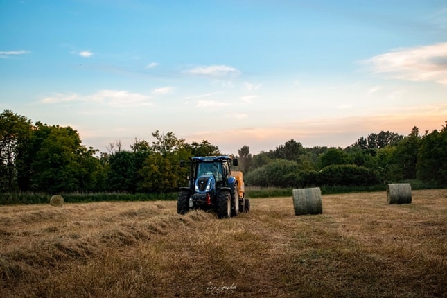 traktor a szántóföldön