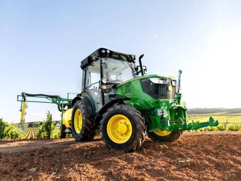 Magasabb munkakomfort, nagyobb teljesítmény és bővülő kínálat a John Deere 5G speciális traktoroknál Magasabb munkakomfort, nagyobb teljesítmény és bővülő kínálat a John Deere 5G speciális traktoroknál