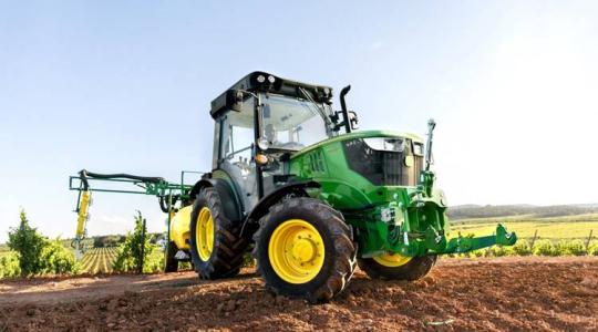 Magasabb munkakomfort, nagyobb teljesítmény és bővülő kínálat a John Deere 5G speciális traktoroknál