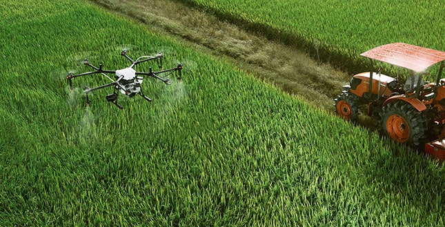 mezőgazdasági drón és traktor