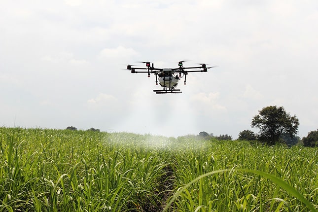 mezőgazdasági drón szántóföld felett