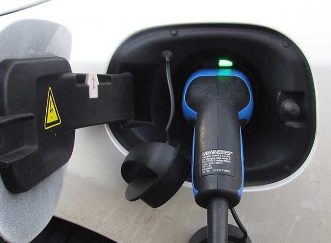 Hatalmas változás közeleg: Megvan mikortól tiltaná be a benzines autókat az EP